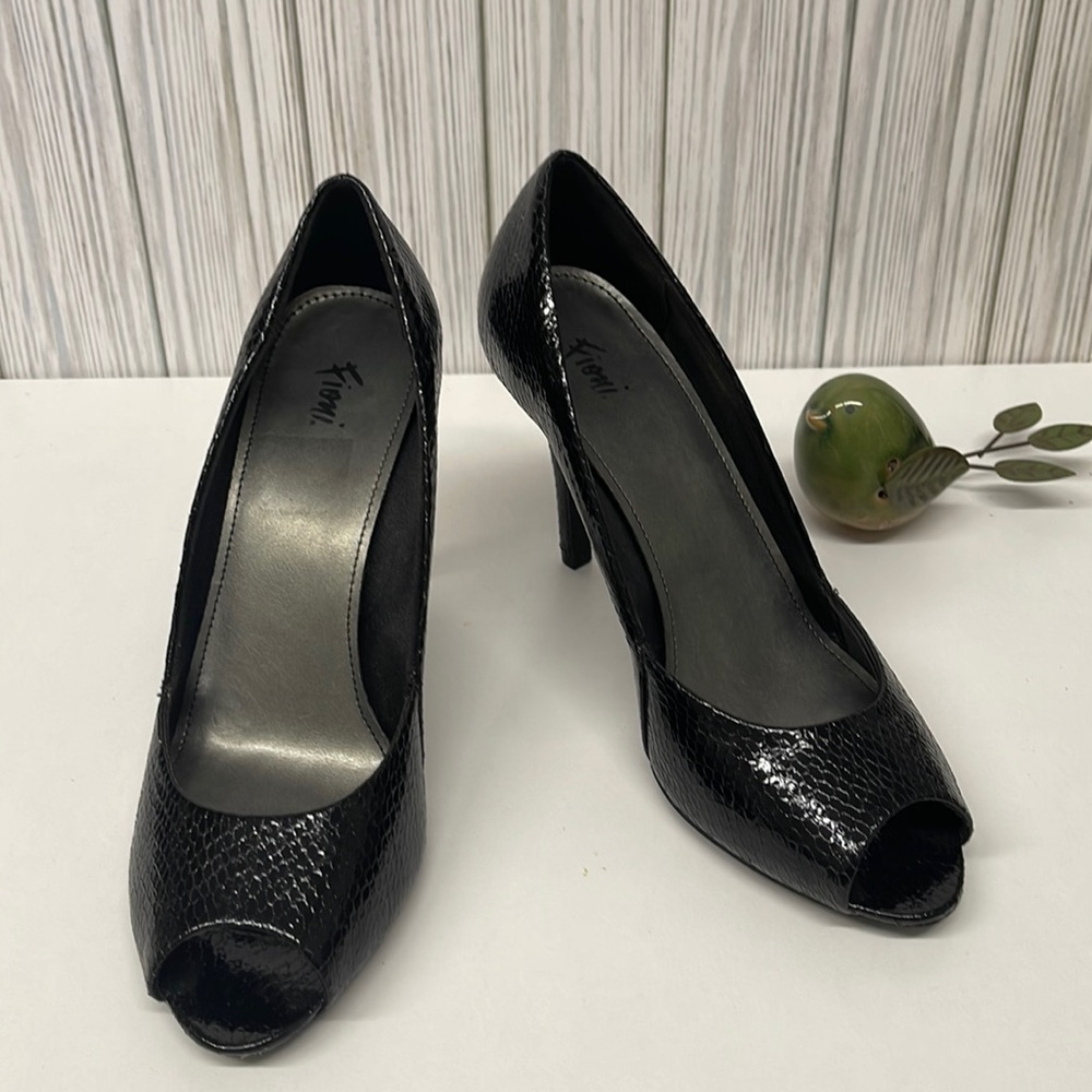 Fioni Black Womens Slip-on 3" Heels Shoes SZ 7.5 Open Toe Faux Snakeskin